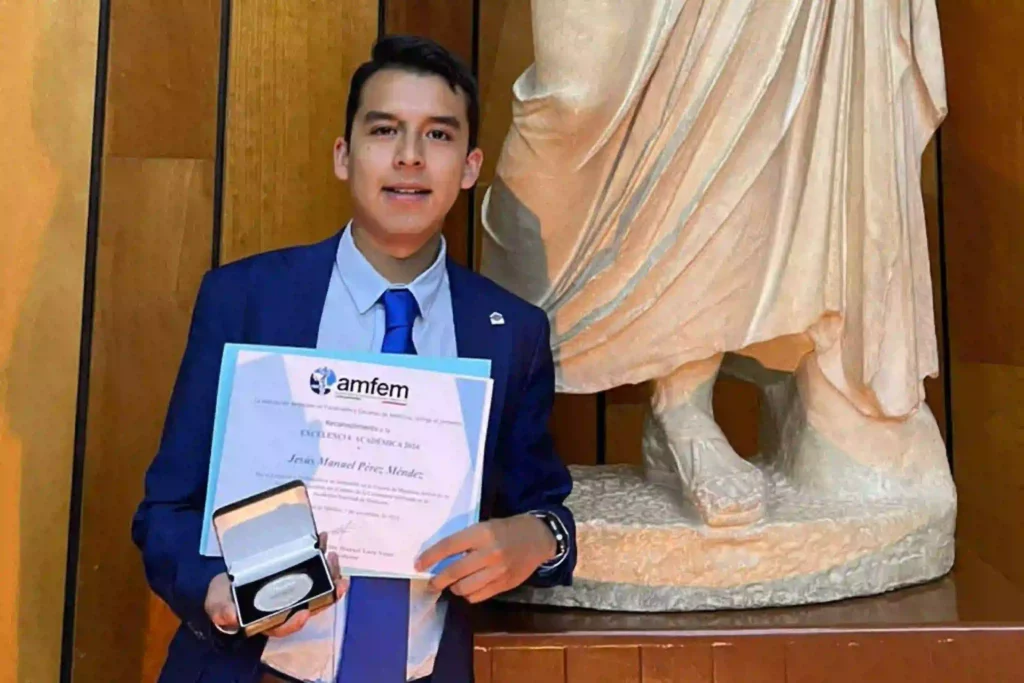 Pasante de medicina BUAP gana Premio a la Excelencia Académica 2024