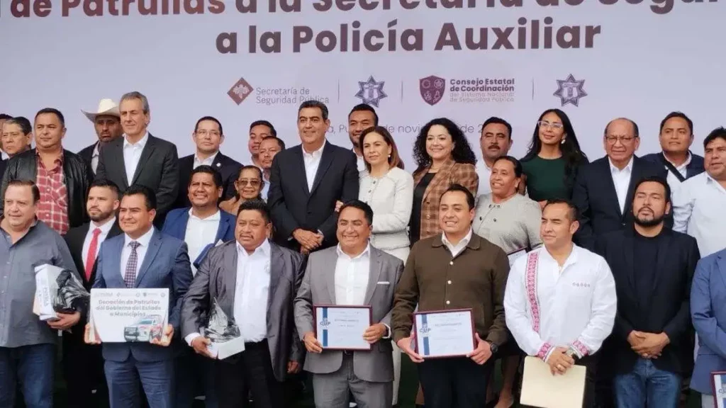 Entrega Sergio Salomón 100 patrullas a policías estatales y dona 850 a municipios