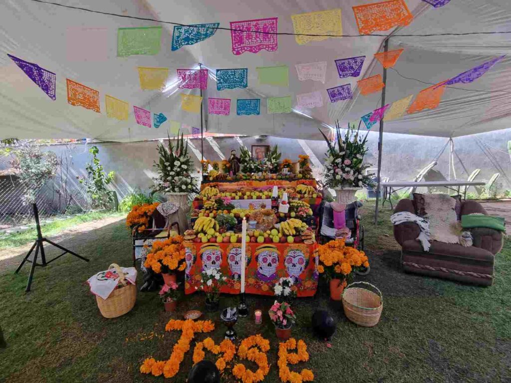 Primera ofrenda en San Andrés Cholula: recrean tiendita a doña Jose, así reciben a sus muertos (FOTOS)