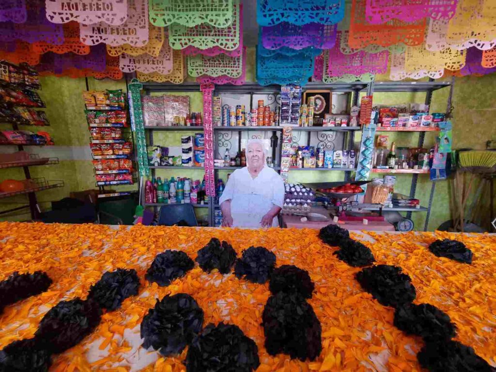 Primera ofrenda en San Andrés Cholula: recrean tiendita a doña Jose, así reciben a sus muertos (FOTOS)