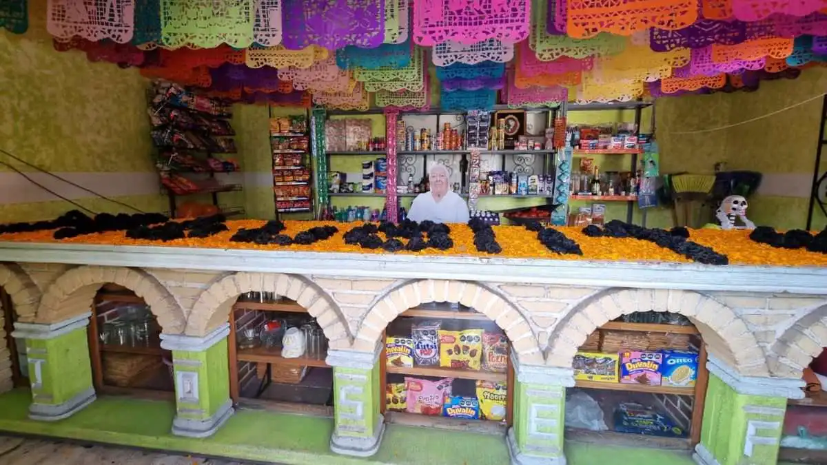 Primera ofrenda en San Andrés Cholula: recrean tiendita a doña Jose, así reciben a sus muertos (FOTOS)