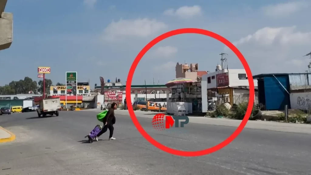 Ambulantes mantienen puestos a un lado del distribuidor vial de Central de Abasto