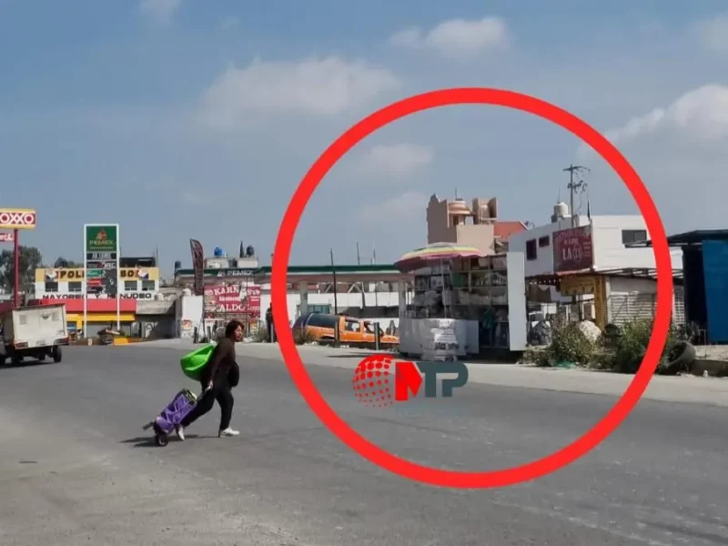 Ambulantes mantienen puestos a un lado del distribuidor vial de Central de Abasto