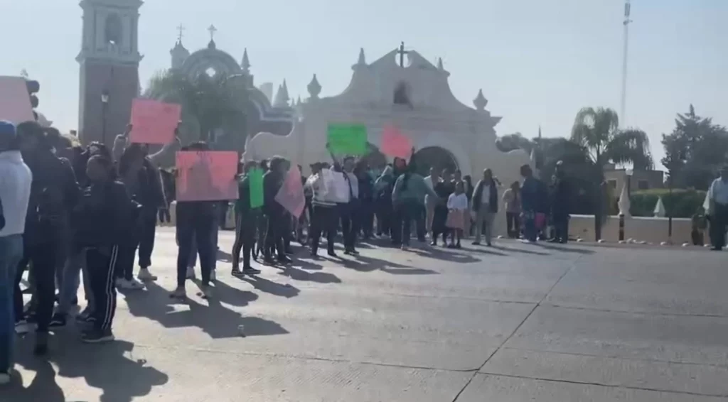 Bloqueo de la federal a Atlixco: protestan padres de familia de primaria 'Justo Sierra' de Cholula