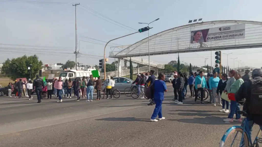 Bloqueo de la federal a Atlixco: protestan padres de familia de primaria 'Justo Sierra' de Cholula