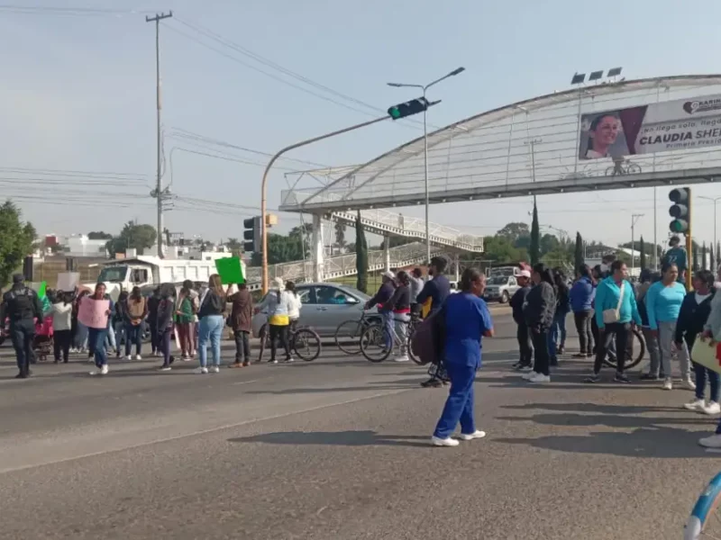 Bloqueo de la federal a Atlixco: protestan padres de familia de primaria 'Justo Sierra' de Cholula