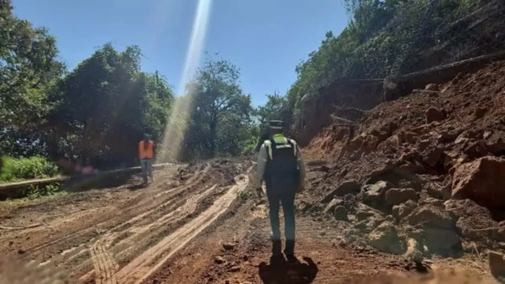 Capufe prepara carril para resolver tráfico por derrumbe en la Puebla-Orizaba