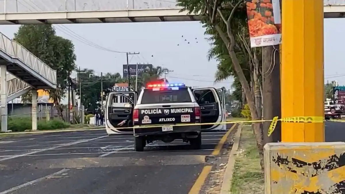 Comando entra a hospital de Atlixco a rematar a baleado y asesina a dos policías