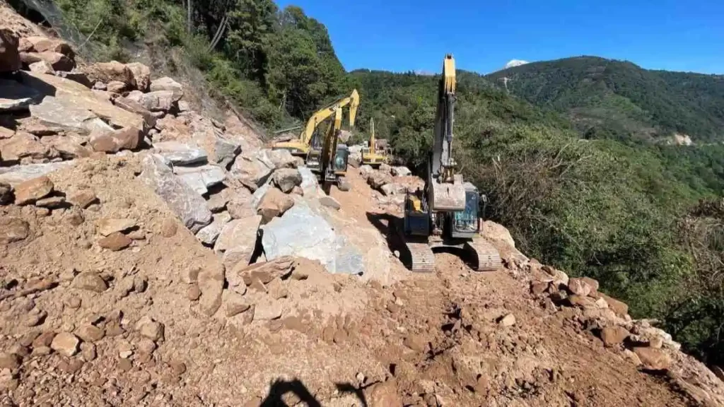 Construyen camino alterno tras derrumbe en la autopista Puebla-Orizaba