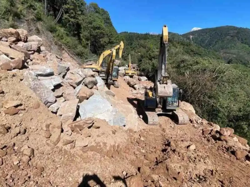 Construyen camino alterno tras derrumbe en la autopista Puebla-Orizaba