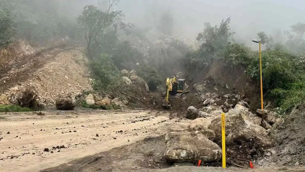 Con maquinaria, limpian derrumbe masivo en Cumbres de Maltrata