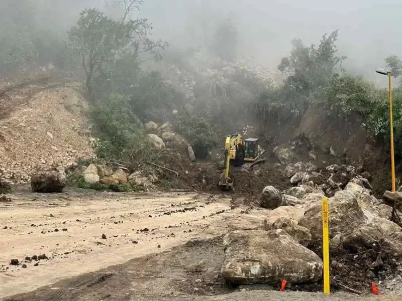 Con maquinaria, limpian derrumbe masivo en Cumbres de Maltrata