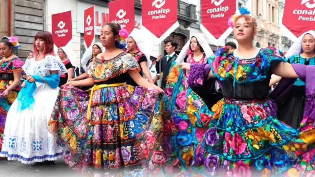 'Las Adelitas' y los hermanos Serdán recorren Puebla en desfile por Revolución Mexicana