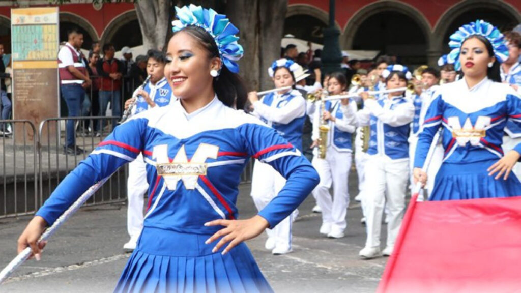 'Las Adelitas' y los hermanos Serdán recorren Puebla en desfile por Revolución Mexicana