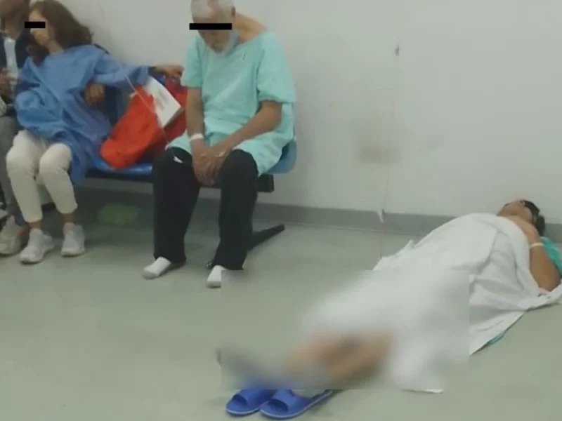 En el piso, atienden a pacientes en hospital IMSS La Margarita, en Puebla