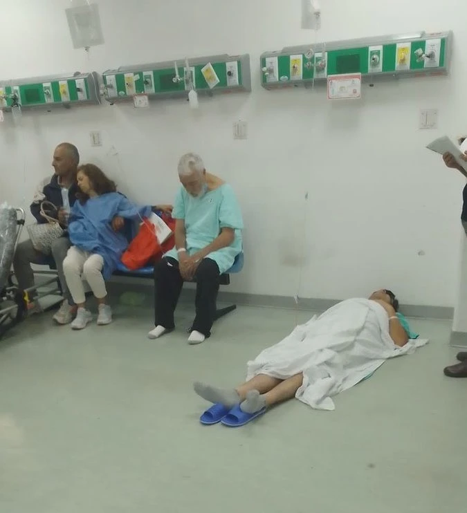 En el piso, atienden a pacientes en hospital IMSS La Margarita, en Puebla