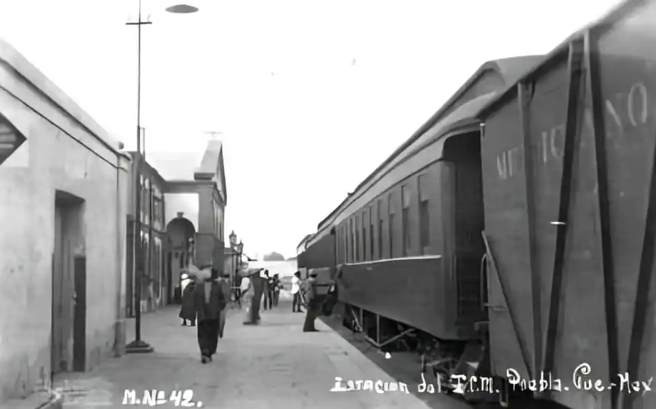 Poblanos esperando ferrocarril 