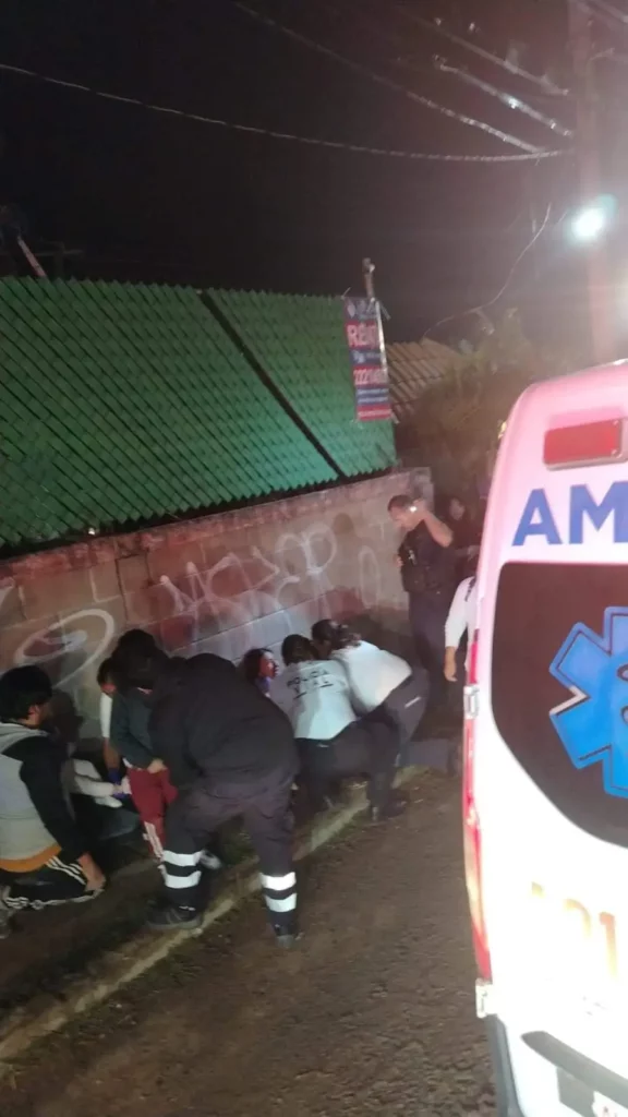 Cae un auto a zanja en obras del distribuidor vial Puebla-Tlaxcala