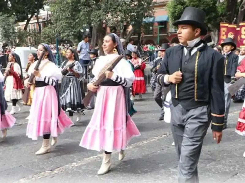 'Las Adelitas' y los hermanos Serdán recorren Puebla en desfile por Revolución Mexicana