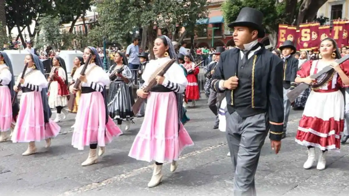 'Las Adelitas' y los hermanos Serdán recorren Puebla en desfile por Revolución Mexicana