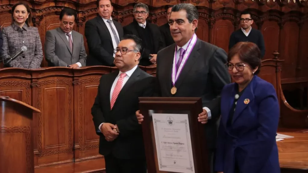 Lilia Cedillo entrega la medalla ‘Melchor de Covarrubias’ al gobernador Sergio Salomón