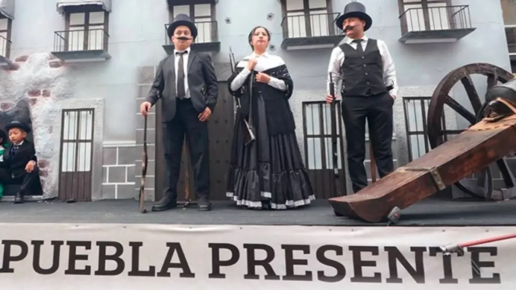 'Las Adelitas' y los hermanos Serdán recorren Puebla en desfile por Revolución Mexicana