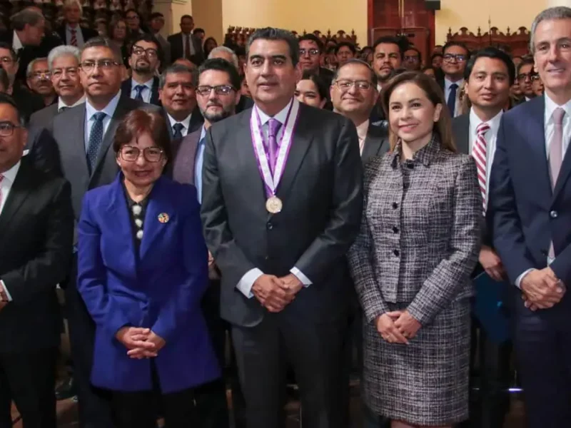 Lilia Cedillo entrega la medalla ‘Melchor de Covarrubias’ al gobernador Sergio Salomón