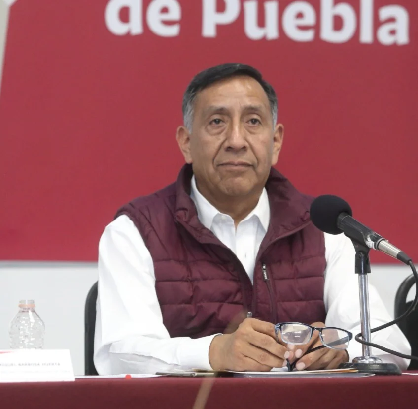 Doctor Hugo Eloy Méndez en conferencia de Gobierno de Puebla.