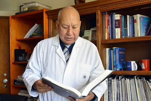 Doctor Mario García Carrasco en biblioteca.