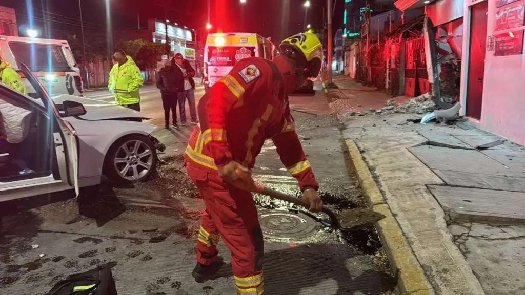 Mujer choca su BMW contra consultorio dental en colonia Volcanes, Puebla