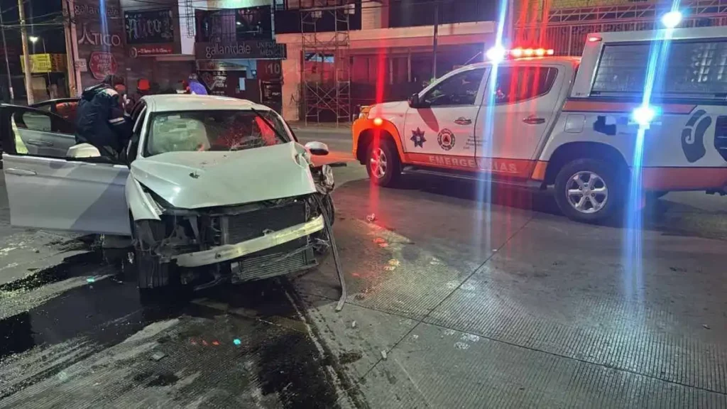 Mujer choca su BMW contra consultorio dental en colonia Volcanes, Puebla