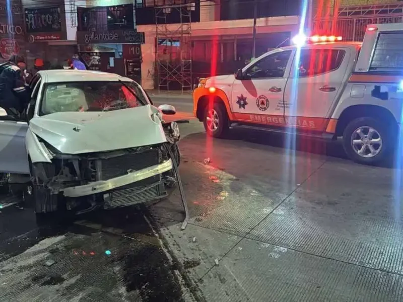 Mujer choca su BMW contra consultorio dental en colonia Volcanes, Puebla