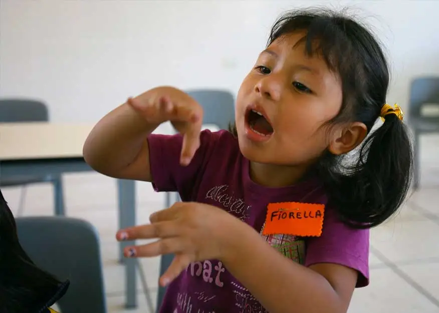 Niña con sordera