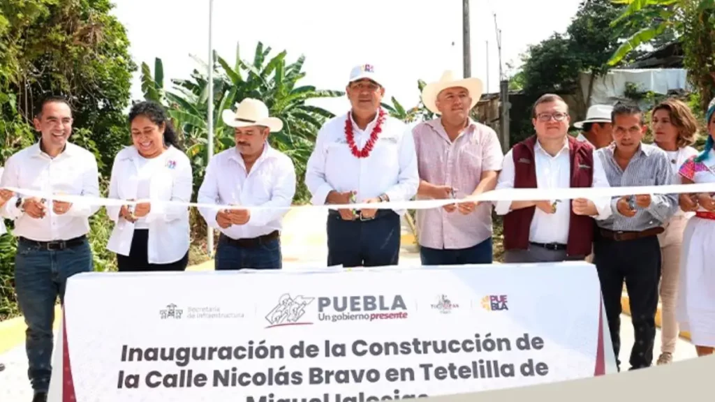 Sergio Salomón recorre cuatro municipios de Puebla: entrega techados y caminos