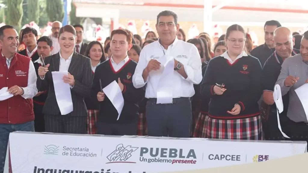 Sergio Salomón recorre cuatro municipios de Puebla: entrega techados y caminos