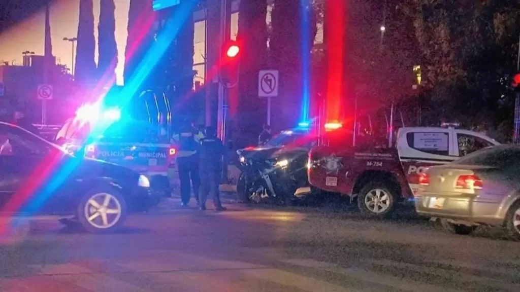 Taxista muere tras choque contra patrulla municipal en bulevar 5 de Mayo