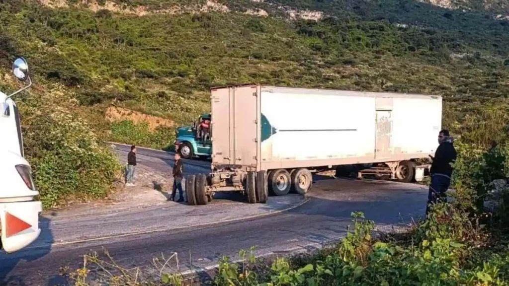 Tráileres no deben circular en Cumbres de Acultzingo por esta razón