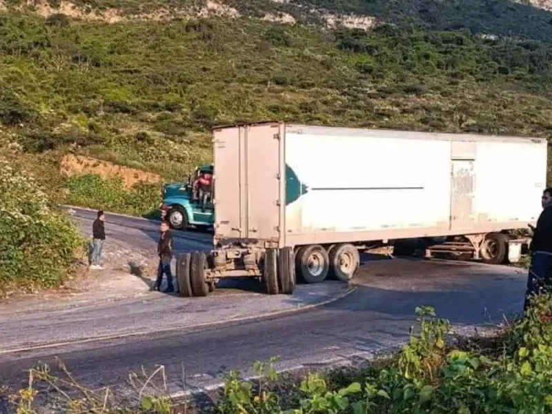 Tráileres no deben circular en Cumbres de Acultzingo por esta razón