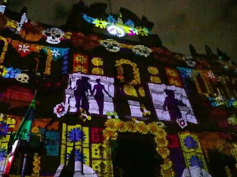 Puebla vive un mágico Día de Muertos con video mapping y drones