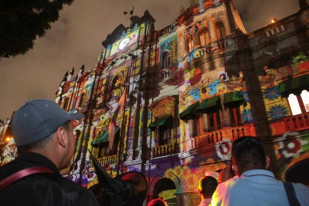 Puebla vive un mágico Día de Muertos con video mapping y drones