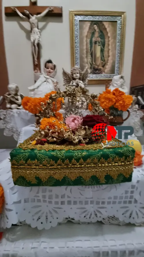 Altar en casa donde reciben ánimas en Coronango, Puebla.