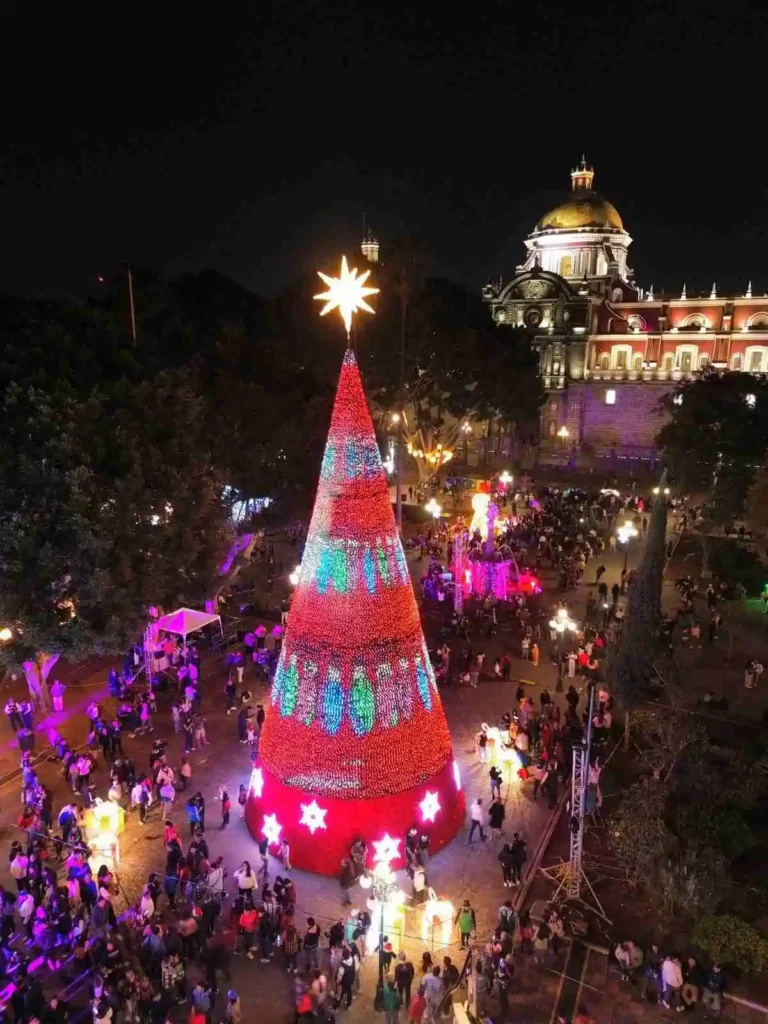 Vive la Navidad en Puebla capital: Pepe Chedraui enciende el árbol y presenta cartelera