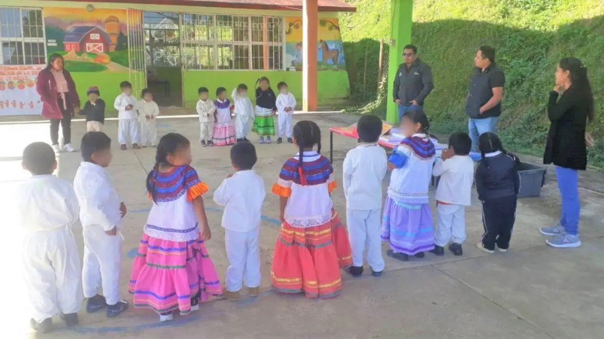 Promueve gobierno de Puebla lenguas indígenas en escuelas con materiales bilingües