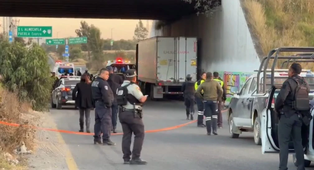 Asaltantes de la México-Puebla matan a mujer policía de Coronango durante persecución