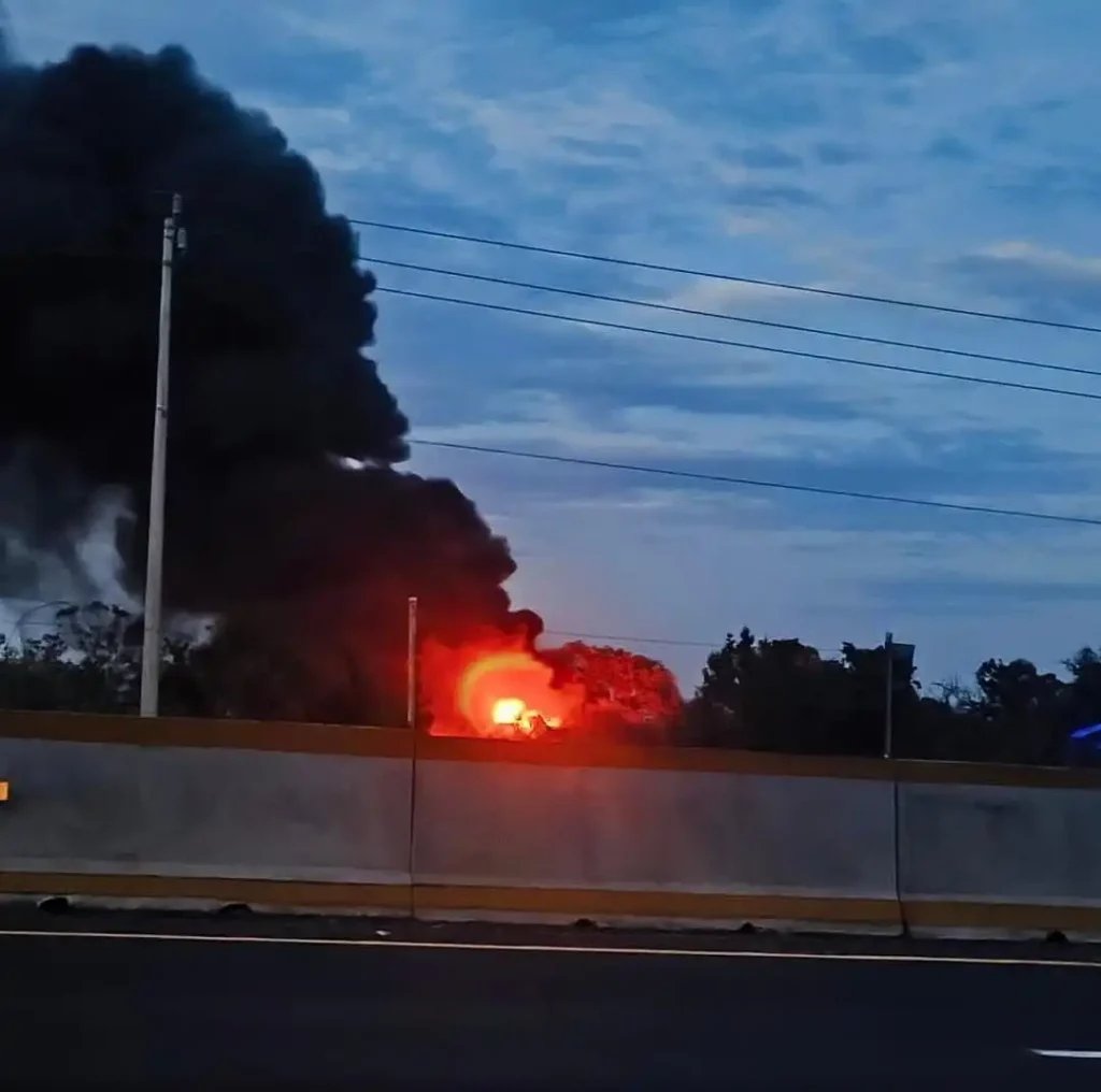 Cierran la federal México-Puebla por incendio en corralón de tractocamiones en Tlahuapan