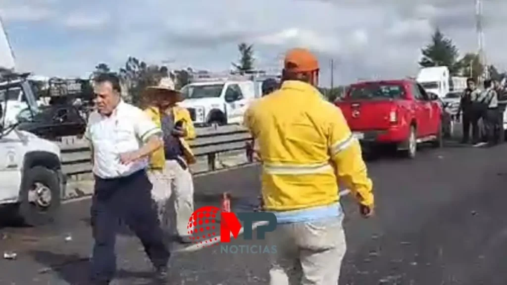 Dos camiones de carga hacen acordeón un auto en la Puebla-Orizaba