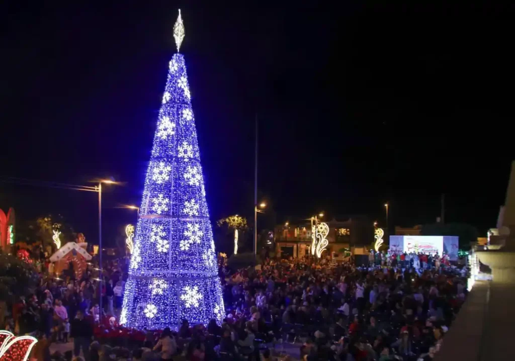 Encenden árbol en San Andrés Cholula