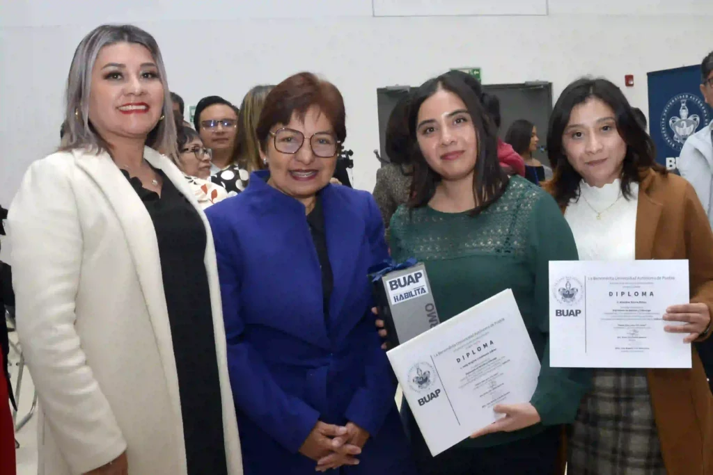 Lilia Cedillo entrega constancias de capacitación a personal administrativo BUAP