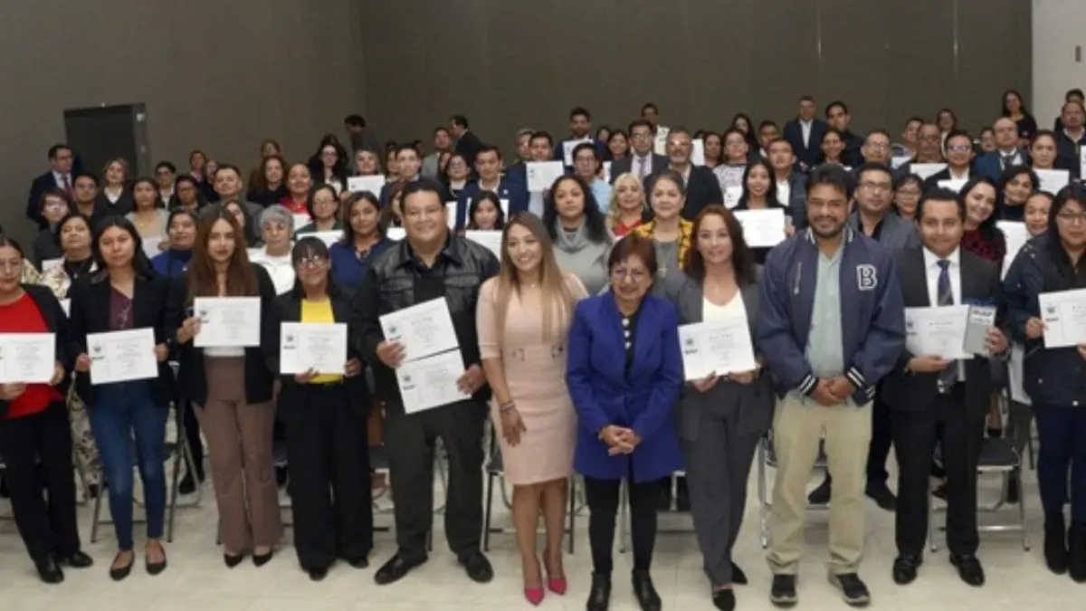 Lilia Cedillo entrega constancias de capacitación a personal administrativo BUAP