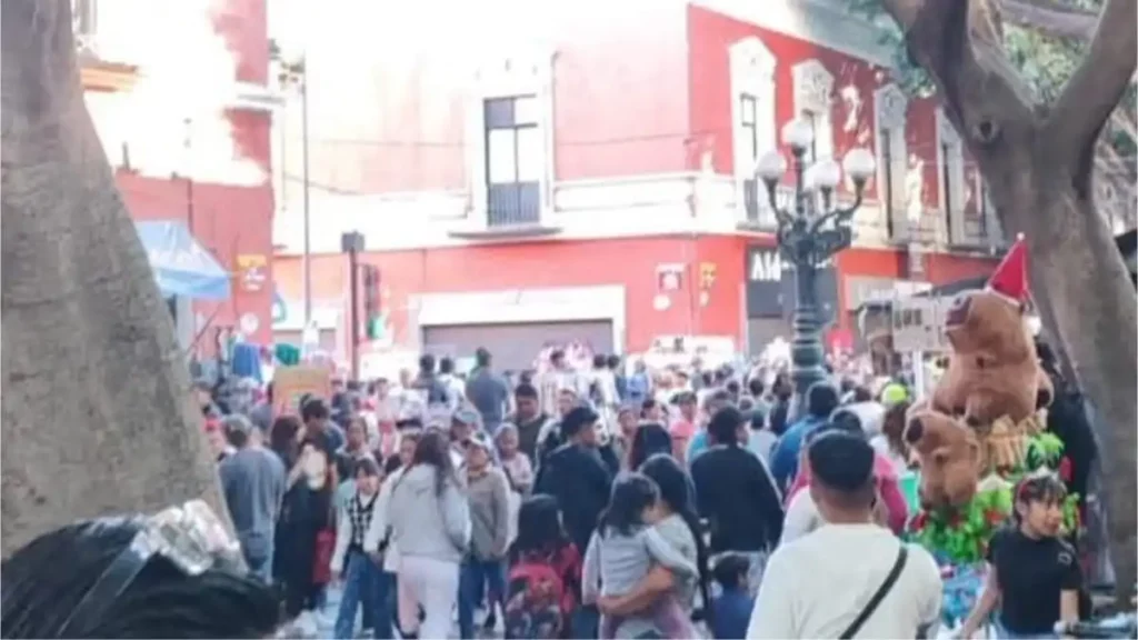 Se enfrentan ambulantes a balazos en centro de Puebla, hay un herido